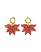Boucles d'oreilles ROXANNE — pendentif feuilles argile polymère doré fait main